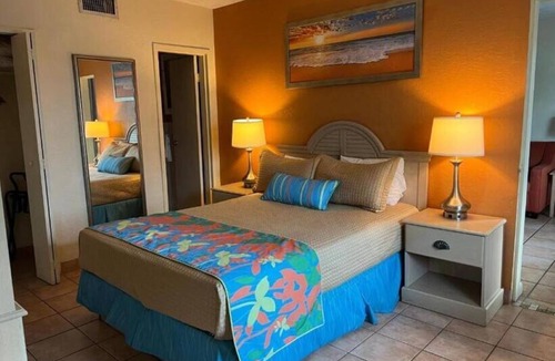 Hollywood South Central Beach Resort | Oceanfront Enchanted Isle Resort 1 BR sleeps 4