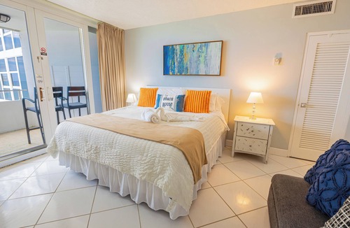 Galt Mile Resort | Oceanfront Resort 40' Balcony 8th Floor