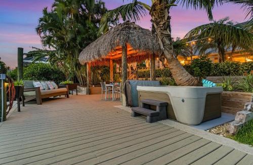 Caloosahatchee House | OH! What a Villa - Sunsets, Saltwater Pool, Hot tub, Tiki Hut, Dock - Villa Coastal Cottage- Roelens
