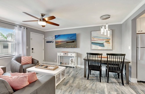 Old Naples Condo | Olde Naples beautiful Condo Steps to Pier, Beach, Sunsets and restaurants!