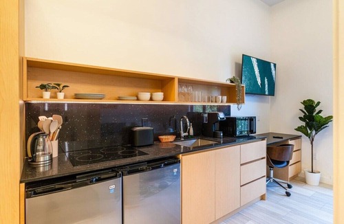 East Little Havana Apartment | Olive Studio | Balcony | Roof Deck, Garden