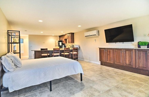 Seminole Apartment | On-Site Pond: Sleek Largo Studio < 7 Mi to Beach!