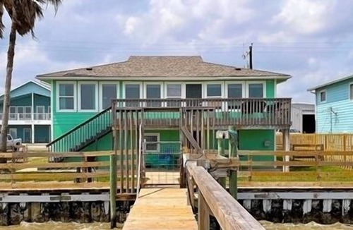 Port Mansfield House | On the Rocks. Three Bedroom, Two Bath. Private Fishing Pier.
