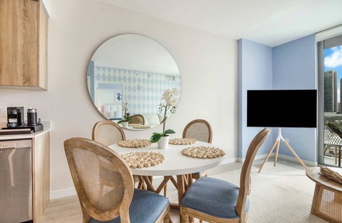 Northeast Miami Condo | One Bedroom Condo King Bed With City Views