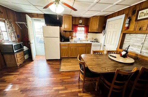 Rockaway Beach Cabin | One Bedroom Lake Cabin on Lake Taneycomo, Rockaway Beach, Missouri