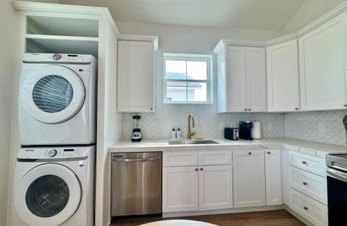 Galveston House | One Bedroom Villa Walk to Beach