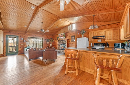 Branson Cabin | Ozark Romance - Log Cabin w/Hot Tub & Jacuzzi