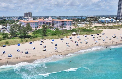 Palm Beach Shores Condo | Palm Beach Shores Resort - Beachfront Location - 1-Bedroom Condo