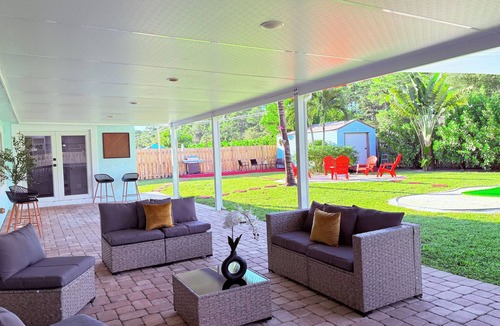 Lake Worth House | Palm Paradise Jacuzzi Hammock Game Yard