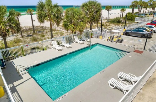Panama City Beach Hotel | Palm & Tide | Full/Full | Near PCB Beaches | Pool Deck Access