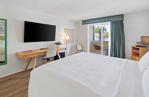 North Bay Village Hotel | Palm Tree Club Miami Hotel