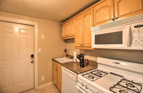 Southwest Apartment | Palm Wave Stays - Central and Cozy Apt