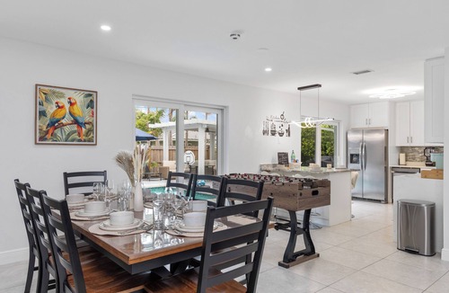 Garden Isles House | Parrot Paradise Retreat Pool Giant Chess