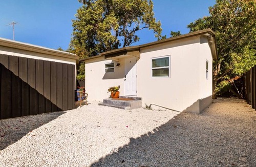 Middle River Terrace Cottage | “Pastel home”Coastal vibes! Near beach/ports!