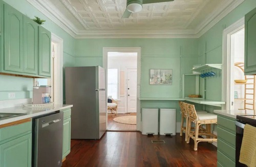 Pleasant Street House | Pastel Patio Paradise- Walk Downtown, Close to UF!