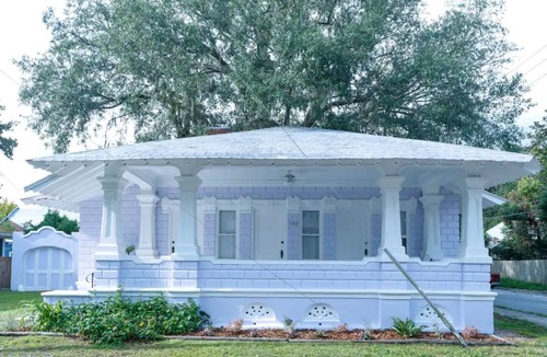 Pleasant Street House | Pastel Patio Paradise- Walk Downtown, Close to UF!