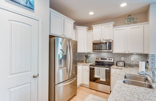 Thomas Drive House | PCB Townhome w/Deck & Pool Access: 3 Mi to Beach!