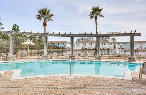 Thomas Drive House | PCB Townhome w/Deck & Pool Access: 3 Mi to Beach!
