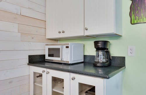 Bayport House | Peaceful 2-bedroom Bungalow in Weeki Wachee. Steps to sunset, sunrise, & fishing