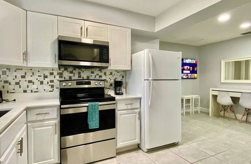 Hollywood Apartment | Peaceful and stylish luxury suite in Fort Lauderdale – minutes from Hard Rock Casino, beaches, and FLL Airport. Private, cozy, and perfect for a relaxing getaway.
