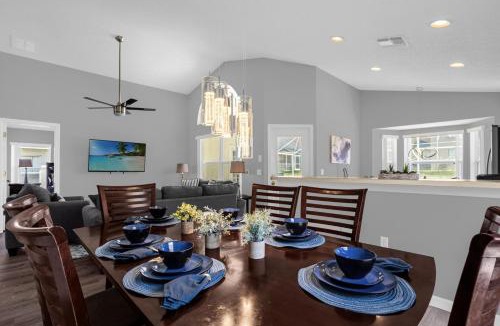 Tivoli Manor House | Peaceful Escape with Sunny Pool Deck