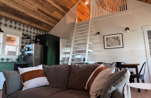 Canyon Lake Cabin | Peaceful Hilltop Cabin w/Amazing Views & Hot Tub