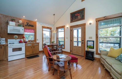 Ore City Cottage | Peaceful Lakeside Escape - Sunrise Views - Lake O’ the Pines