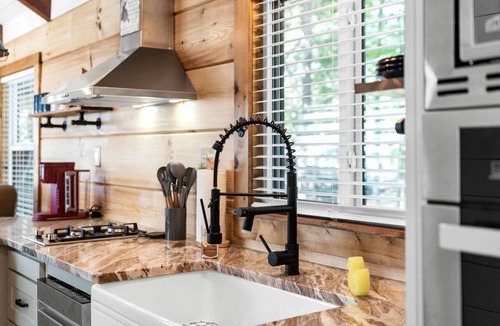 Menlo Cabin | Peaceful Mountain Tiny Home with Breathtaking Valley Views & Fireplace Near Lookout Mountain, Menlo GA