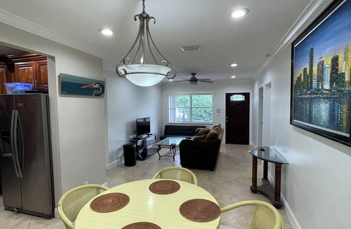 Country Club Park House | Peaceful neighborhood - Families & Work Stays