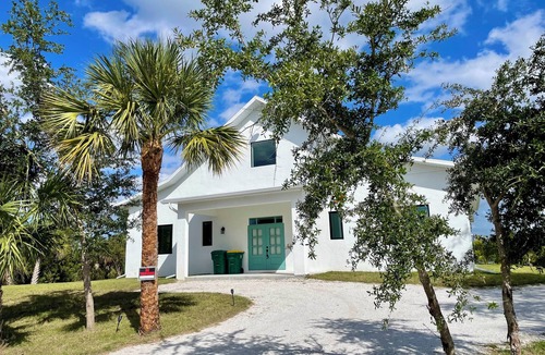 Harbour Heights Apartment | Peaceful private unit with own entrance and pool access