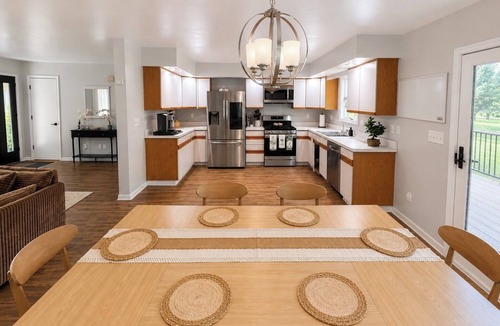 North Olmsted House | Peaceful Tree-Lined Retreat Near Cleveland