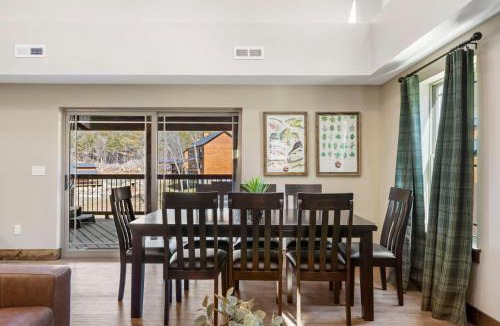 Hollister House | Peaceful Water View-Cozy Cabin-Free Daily Tickets-Near Table Rock-Pvt Hot Tub