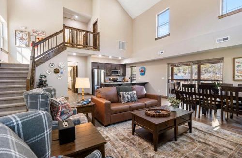 Hollister House | Peaceful Water View-Cozy Cabin-Free Daily Tickets-Near Table Rock-Pvt Hot Tub