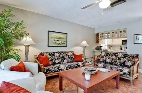 Bradenton Beach Condo | Pelican Cove 5 - Anna Maria Island - Condo 2 Bedroom/2 Bath beach side, maximum occupancy of 5 people.