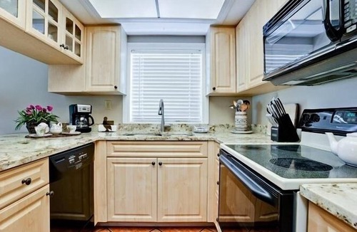 Bradenton Beach Condo | Pelican Cove 5 - Anna Maria Island - Condo 2 Bedroom/2 Bath beach side, maximum occupancy of 5 people.