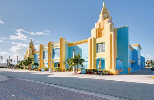 Parsuns To Cocoa Beach House | Penguins on the Beach | Studio Steps to Beach & Downtown w/pool | Unit B