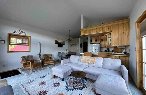 Twin Lakes Apartment | Penthouse at Roadhouse Lodge: 2BR with mountain & lake views, sleeps 4