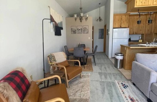 Twin Lakes Apartment | Penthouse at Roadhouse Lodge: 2BR with mountain & lake views, sleeps 4