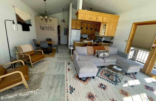 Twin Lakes Apartment | Penthouse at Roadhouse Lodge: 2BR with mountain & lake views, sleeps 4