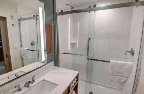 Wesley Chapel Hotel | Perfect for Groups! 2 Units w/Free Breakfast and Parking, Outdoor Pool!