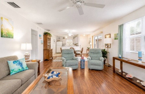 Lynnhaven House | PERFECT LOCATION-VILLA W USE OF GOLF CART CLOSE TO SUMTER LANDING. ACTIVE HOSTS!
