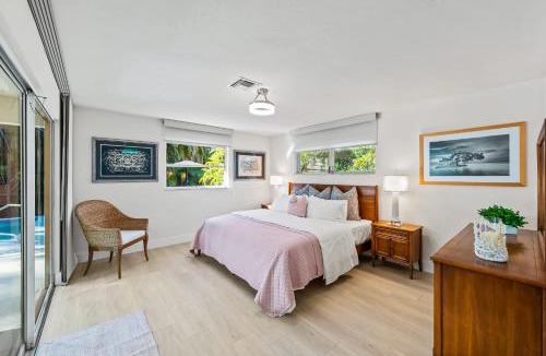 Moorings House | Pesaro - stylish 3BR retreat near Via Miramar Beach, beautifully renovated home with a private pool, lush tropical gardens and premium modern comforts, perfect for families and relaxing getaways, just minutes from sandy beaches and vibrant downtown Naples