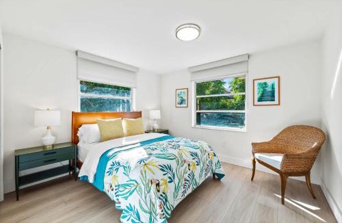 Moorings House | Pesaro - stylish 3BR retreat near Via Miramar Beach, beautifully renovated home with a private pool, lush tropical gardens and premium modern comforts, perfect for families and relaxing getaways, just minutes from sandy beaches and vibrant downtown Naples