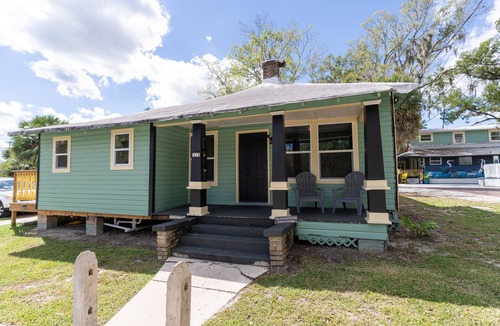 Gainesville House | Pet friendly 1bd/1b unit with living space and full kitchen