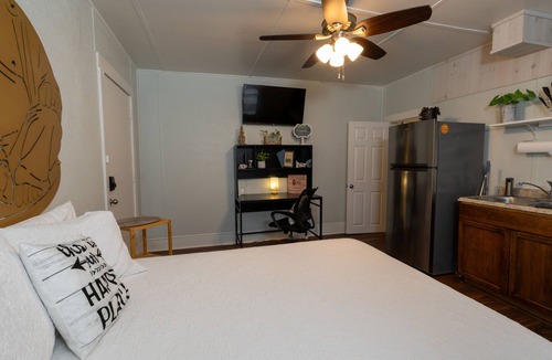 Gainesville Hotel | Pet friendly 1bd/1b unit with full kitchen