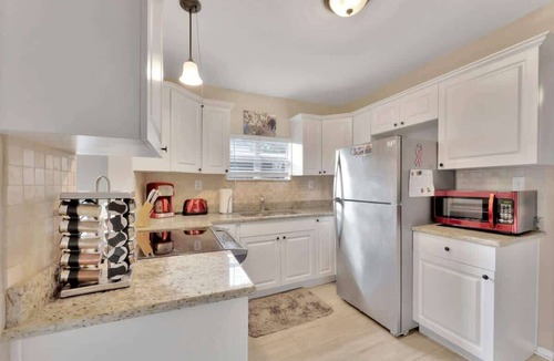 Tampa House | Pet Friendly 2B & Backyard BBQ Near Raymond James!