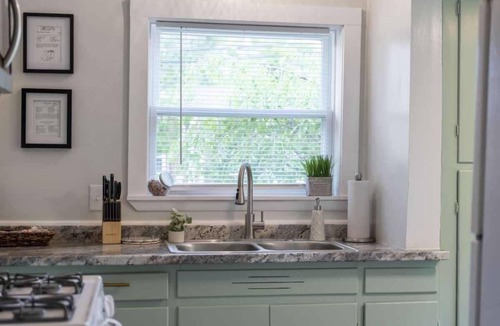 Kamm's Corners House | Pet-Friendly - N64 - Sleeps 5 - 10 Min to Airport