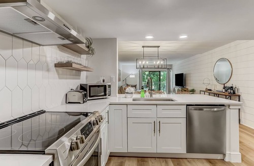 Fernandina Beach Condo | Pet Friendly | Remodeled Beachwood Condo | Pool/Pond/Golf Course View | Beach Across the Street
