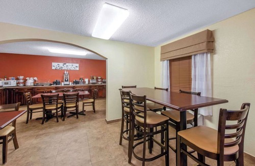 Bayou Oaks Hotel | Pet-Friendly Room Stay Close to Sarasota’s Attractions – Ideal for Families!