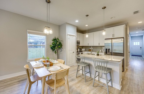 Southbank House | Pet-Friendly Townhome, 1 Mi to Southbank Riverwalk